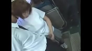 Abspielen Reife japanische vollbusige Mutter befummelt und im Bus gefickt