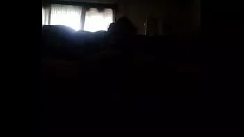 play Brij wichst & kommt nackt im Dunkeln auf seinem heimischen Sofa