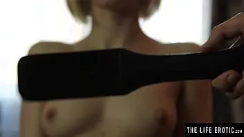 Reproducir Linda rubia sexy recibe una palmada en su coño peludo mientras se masturba