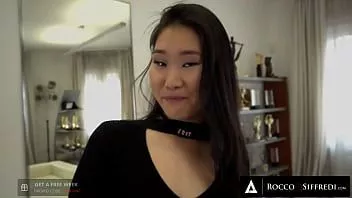 再生 アジアの美しさの刀は、ロッコ・シフレディの鋳造中に彼女の口を精液でいっぱいにする