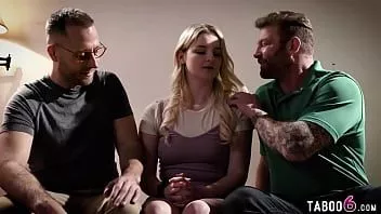 play Die unschuldige Teenie-Blondine Eliza Eves wird von zwei älteren Typen doppelt in die Muschi gefickt