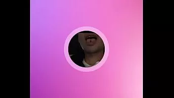 تشغيل الرجل الرجيج صاحب الديك الصغير بينما تومض