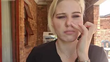 Putar Blonde meniup booger dari hidungnya dan memainkannya | mengorek hidung | jimat