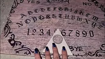 Reproducir Martina va a casa abandonada a jugar a la ouija y acaba con una polla en la boca