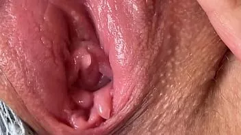 تشغيل عن قرب انتشار كس الرطب العصير ، الكلبة في سن المراهقة جاهزة ليمارس الجنس