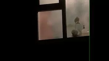 play シャワーで同居人のヌードをスパイ