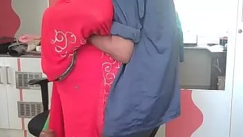 Jouer Ma femme de ménage excitée exige une prise rapide de ses seins