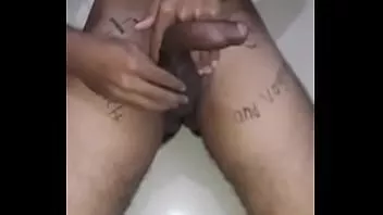 Putar Bola anak laki-laki Mallu mendorong dan menunjukkan pantat dari dekat