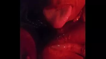تشغيل تمتص Fe hendrix وتبصق على حلماتها الكبيرة