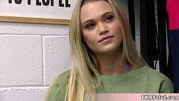 Reproducir La linda adolescente rubia animadora chloe fue sorprendida robando en una tienda y está tratando de negarlo todo.