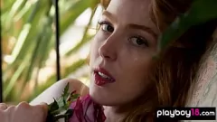 تشغيل إرنا أوهارا ذات الشعر الأحمر الصغير المثير في ملابس داخلية مثيرة مع غسل كس مشعر