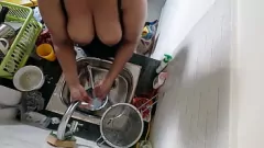 चलाएँ कामुक भारतीय चाची रसोई में गीली और जंगली हो जाती है