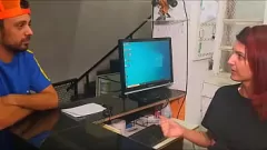 play いたずらなアカデミーでの異人種間の輪姦乱交