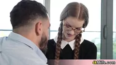 play メガネをかけたブロンドのポルノスターがエッチになる：マンコ、フェラ、フェムドムアクション