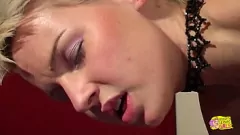play Babe Pirang Nellie Pierce dan Sabrina White Lebih Suka Makan Vagina Di Atas Kolam Renang