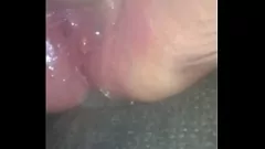 play 丰满的宝贝在激烈的色情会议中得到极端的拳交