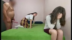play 年轻的墨西哥学生被迫进入铁杆租金付款