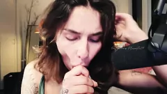 play Floweravas heißer Shemale Blowjob mit einem Dildo