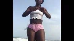 播放 户外女同性恋三人组：性感的疯狂bitches穿着热衣服