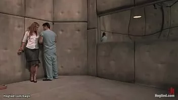 Abspielen Doktor fickt gefesseltes Babe mit Maschine
