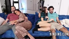 play Madrasta e namorada adolescente ingressam no quarto de novembro de novembro quarteto