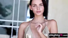 Afspelen Skinny brunette babe Lilit Ariel legt perfecte tieten en geschoren poesje bloot