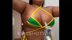 play Gagica de plajă braziliană Kriss se pregătește: țâțe mari și pradă în lenjerie