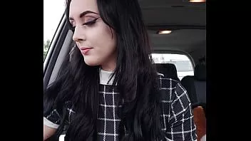 Afspelen Hete dochter van de Addams-familie rookt in de auto