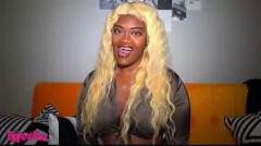 Oynat Bbw abanoz bebeğim, açık sarı kanepe üzerinde açık oral seks verir