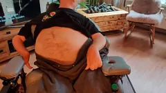 Reproduzir Hunk deficiente recebe um boquete desleixado de seu vizinho peituda