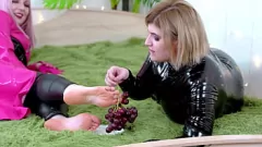 চালান আর্য গ্র্যান্ডারের ল্যাটেক্স-ক্ল্যাড কার্ভস এবং ফুট পূজা ফ্যান্টাসি