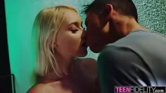 تشغيل جلسة اللعنة البرية بجانب حمام السباحة لمارلين شوجر