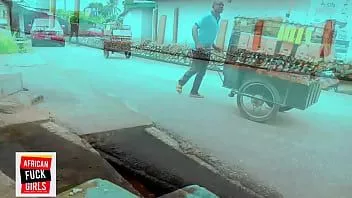 Oynat Kocam sokaklarda fare zehrini satmak için dışarı çıktığında zengin komşumu beceririm.