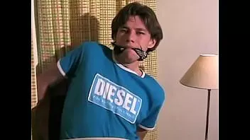 Abspielen Allan Marcelo gefesselt und geknebelt auf dem Stuhl